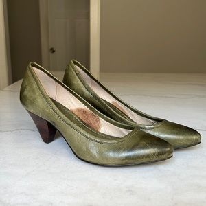 Frye The Regina Pump